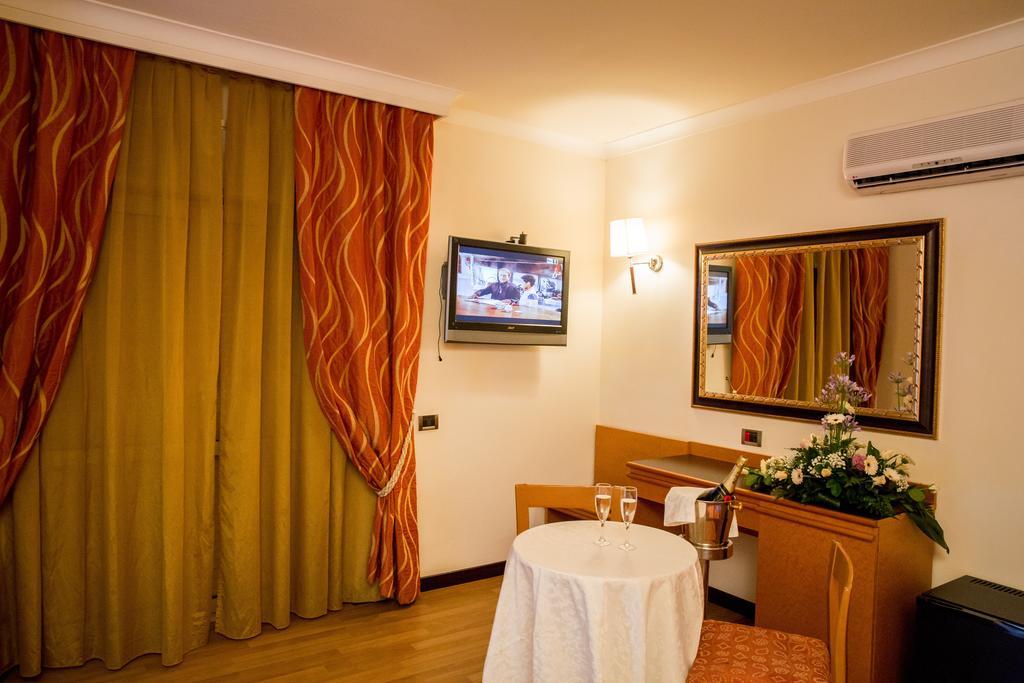 Hotel Ares Pontinia Eksteriør bilde